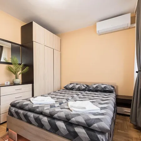 Downtown - Near By Apartmax Апартаменты